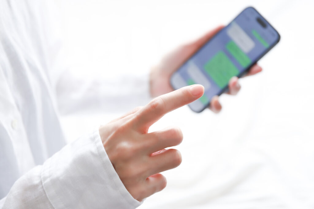 スマートフォンでメッセージアプリを操作する様子｜LINE公式アカウント構築・運用代行ならMotto