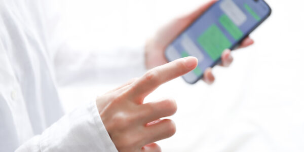 スマートフォンでメッセージアプリを操作する様子｜LINE公式アカウント構築・運用代行ならMotto