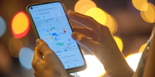 スマートフォンでGoogleマップを操作する様子｜札幌・北海道のMEO対策ならMotto